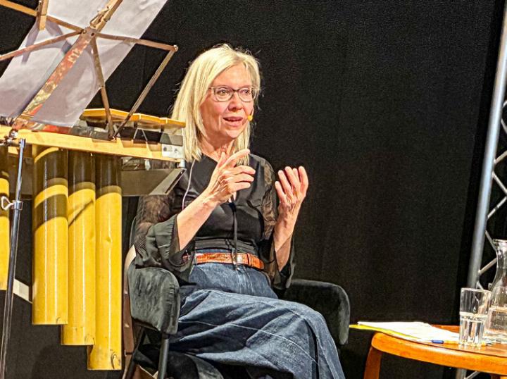 Autorin Denise Buser aus Riehen hat im «Cheesmeyer» aus ihrem zweiten Buch «Die Altenboomer» vorgelesen. In einem unterhaltenden Gespräch zeigte sie auf, welche Probleme und vor allem auch Chancen auf die in die Jahre gekommenen «Babyboomer» warten. nicht fehlen.