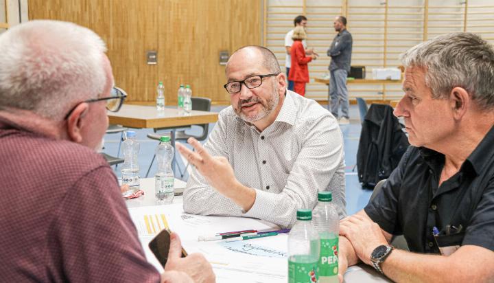 Andreas Biland (Stiftungsrat Marabu Gelterkinden) diskutiert mit den Gemeindepräsidenten Alfred Hofer (links) und Hansruedi Wüthrich über regionale Ökonomie.
Bild Nikolaos Schär