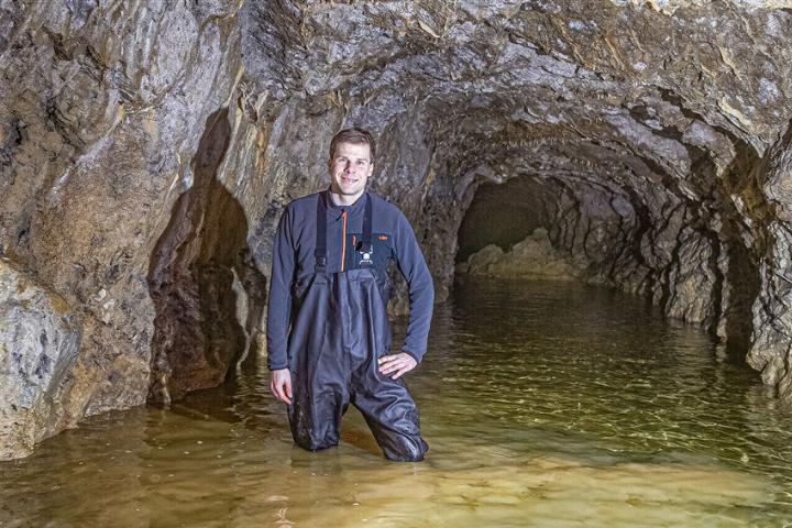 Elias Vogt im Stollenmund des nie fertig gestellten Eisenbahntunnels Wasserfallen. Er setzt seine Hoffnung auf Freiwillige. Bild zvg