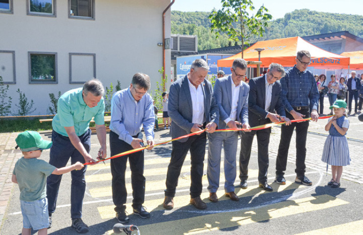 Das Durchschneiden des Bands stand symbolisch für die Einweihung der neuen Schulanlage.