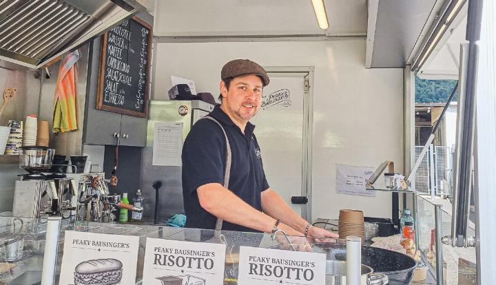 Ralph Bausinger bereitet sein Risotto im selber umgebauten Foodtrailer zu.
Bild Luana Güntert