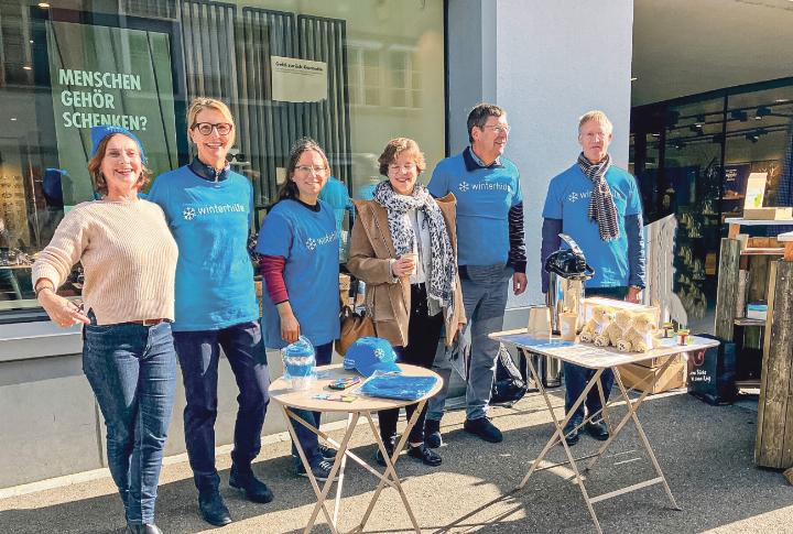 Vorstandsmitglieder und Stadträtin Pascale Meschberger (dritte von rechts) an der Standaktion der Winterhilfe im Lie staler «Stedtli». Bild zvg