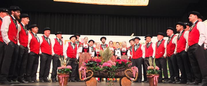 Wie an einer Perlenschnur aufgereiht: die «Jodlerfründe Wisebärg» bei ihrem Vortrag. Bild Elisabeth Böhm