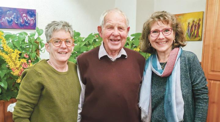 170 Jahre Musik machen vereint: Francine Kara (l.) und Brigitte Manhart (r.) wurden für je 50 Mitglieds-Jahre geehrt, Ueli Oberli für 70 Jahre. Bild zvg