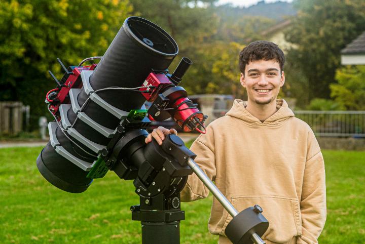 Tim Begert hat sein Teleskop grösstenteils selbst gebaut – mit 3D-gedruckten und gekauften Teilen. Bild Carolina Mazacek Tim Begert hat sein Teleskop grösstenteils selbst gebaut – mit 3D-gedruckten und gekauften Teilen. Bild Carolina Mazacek