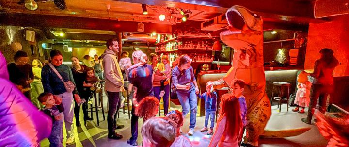 Celine Carrubba und Jasmin Gomri verkleideten sich als Dinosaurier und mischten die Tanzfläche auf.