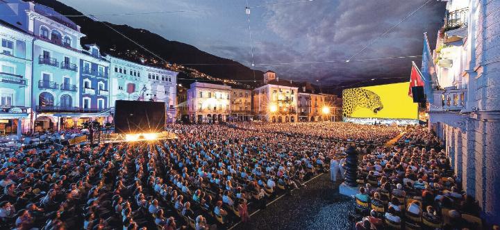 Das Filmfestival auf der Piazza Grande in Locarno zieht jedes Jahr tausende Menschen an. Bild zvg