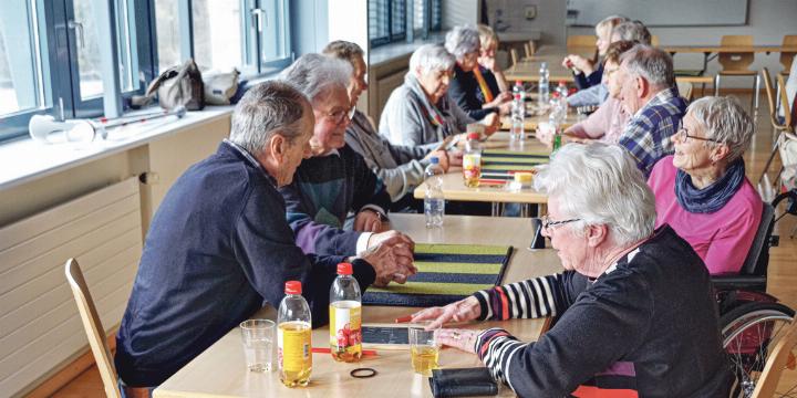 Die Anwesenden jassten unter anderem und hatten viel zu lachen.
Bild zvg