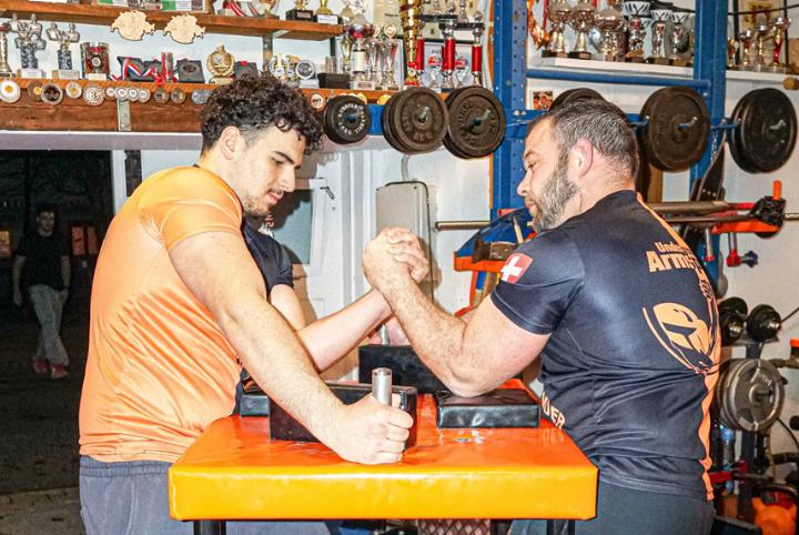 Der Verein «Underground Armsport» sucht die Stärksten am Tisch. Bild gfe.