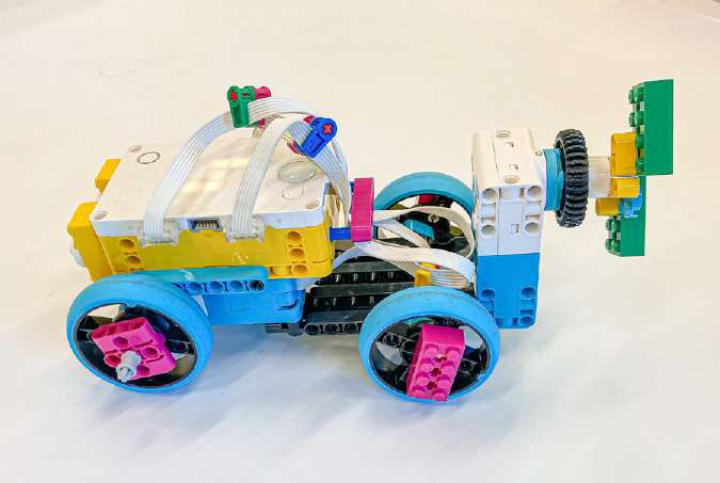 Der Kreativität waren keine Grenzen gesetzt. Geräusche, Licht, Er ken nung des Umfeld s: Die Lego-Roboter sind vielseitig. Bild Lisa Zumbrunn
