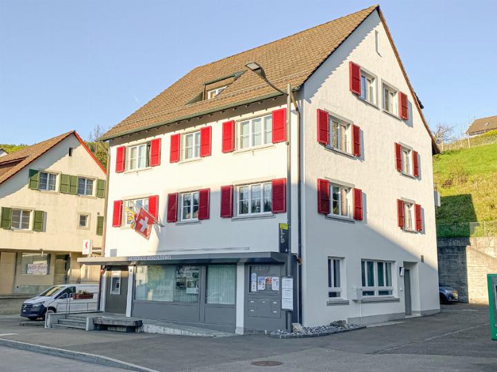 Die noch der Reigi GmbH gehörende Liegenschaft am Dorfplatz 2 wird in Kürze der Bürgergemeinde Reigoldswil gehören. Bild Willi Wenger