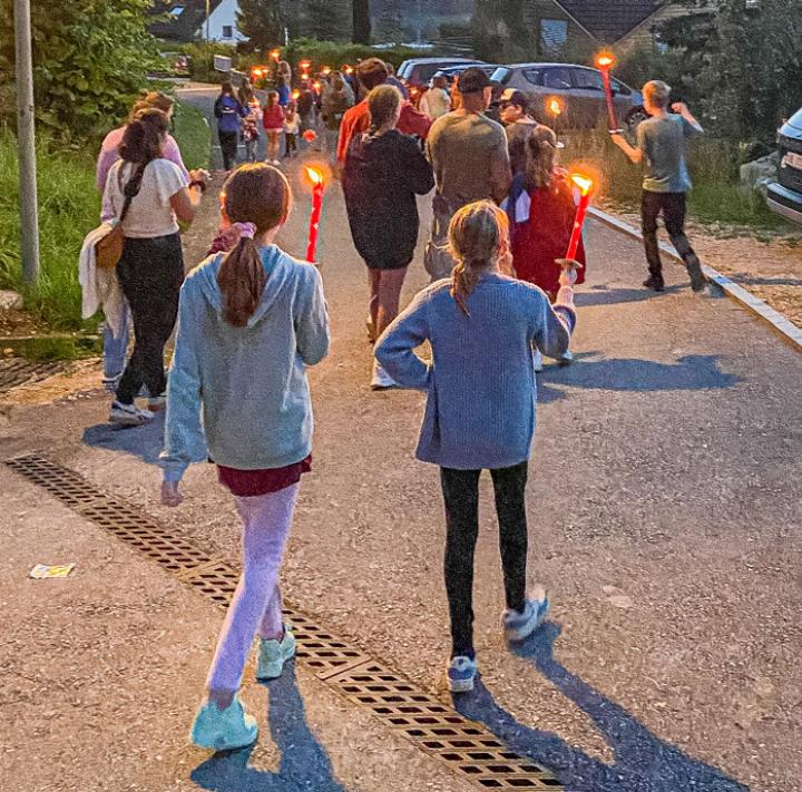 Mit Fackeln marschierten die Kinder durchs Dorf.
Bild Brigitt Buser
