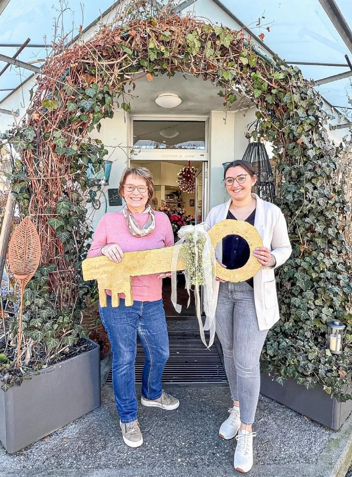 Karin Heid (links) und Dalia Manser bei der symbolischen Schlüsselübergabe des Blumengeschäfts Pasadena. Bild Brigitte Keller