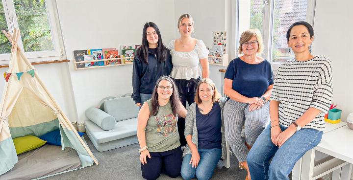 Das fast vollständige Team im Ruheraum für die Kinder – vorne links: Leiterin Stefanie Kläy. Bild Brigitte Keller