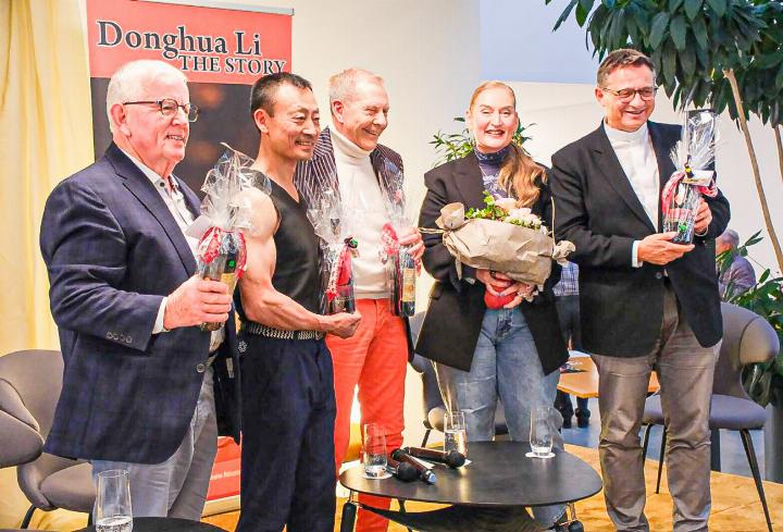 Kurt Aeschbacher z’mittsdrin bei der Premiere im Mai. Bild zvg
