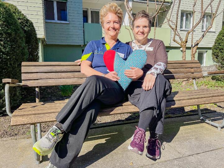 Mireille Dimetto (rechts) und Carmen Grabenstätter mit einem der bunten Baumwoll-Herzkissen. Bild Brigitte Keller