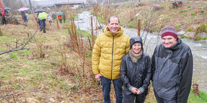 Auch sie freuen sich an den realisierten Mass-
nahmen: Holger Stockhaus, Alicia Escher und Andreas Haas (von links).
Bild Elmar Gächter