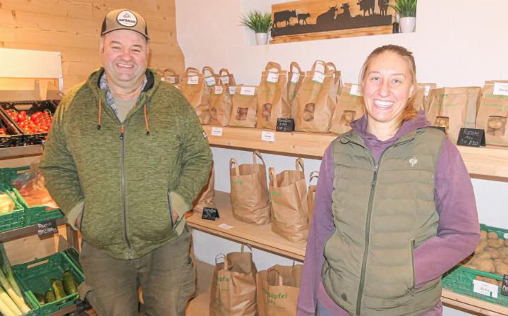 Werner Weber und Tochter Chantal in ihrem Hofladen in Liestal. Bilder Elmar Gächter