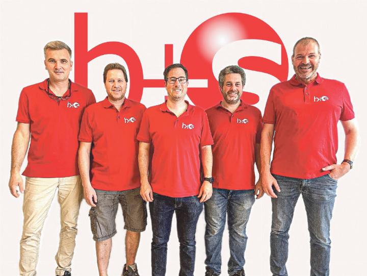 Von links: Enijad Terzic (Projektleiter Photovoltaik), Thomas Waser (Bereichsleiter Service), Roland Gisler (Geschäftsleiter), Martin Ruckstuhl (Bereichsleiter Telematik/Gebäudeautomation, Projektleiter Installation) und Silvan Rickenbacher (Bereichsleiter Photovoltaik) garantieren fachkundige Beratung. Bild zvg