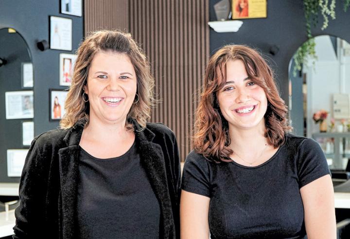 Inhaberin Sabine Schneider (links) und die Lernende Jana Bärtschi bilden ein starkes Team, das seine Kunden mit persönlicher Beratung, modernem Fachwissen und viel Leidenschaft für Haare betreut.
Bild zvg