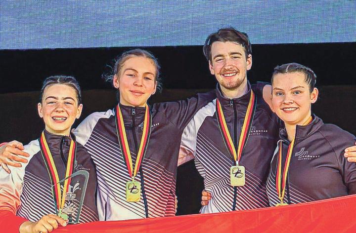 Olivia Suter (rechts) nach dem Weltmeistertitel mit dem Team.