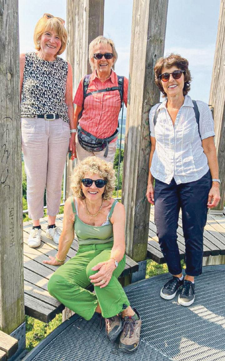 Vier Teilnehmerinnen des Ausflugs beim Gurtenturm. Bild zvg