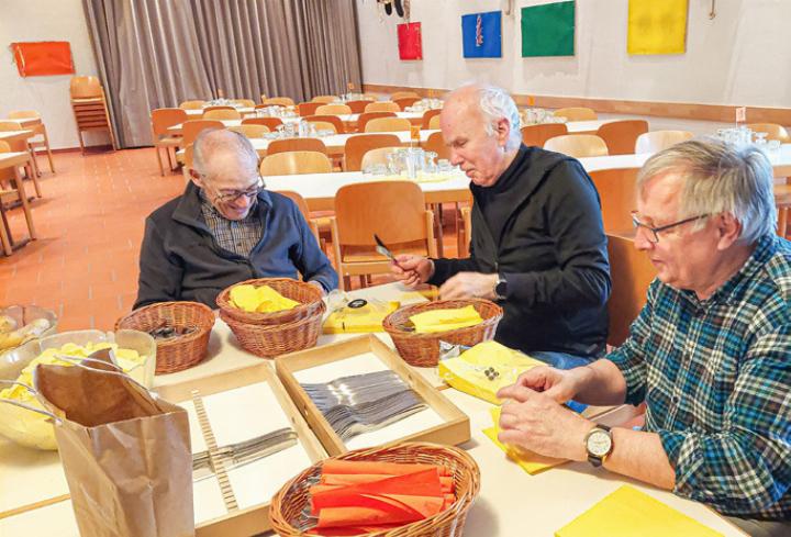 Sänger bei den Vorbereitungsarbeiten für die Fasnachtsbeiz.
Bild zvg