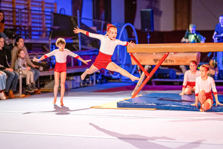 Auch der NKL-Nachwuchs zeigte sein Können. Die Band «The Revatos» (im Hintergrund) begleitete die Darbietungen. Bild Michael Herrmann