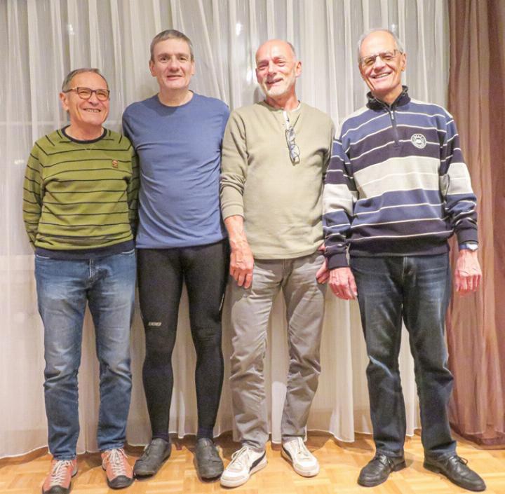 Die beiden Erstplatzierten der Jahresmeisterschaft, Werner Kamber und Erich Bader, René Weber, Rang 3, und Präsident Andreas Wild (von links).
Bild zvg