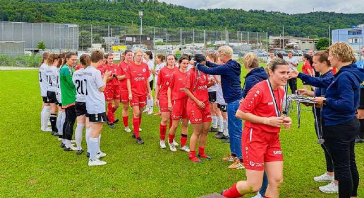 Die Sissacher Spielerinnen erhalten mit der Silbermedaille einen kleinen Trost für eine missratene Schlussphase. Bild Timo Wüthrich