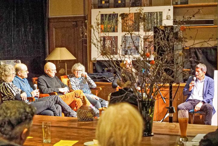 Kulturschaffende mit Bezug zur Region waren bei Ueli Mäder (rechts) zu Gast. Bilder zvg / Dorothee Wettstein