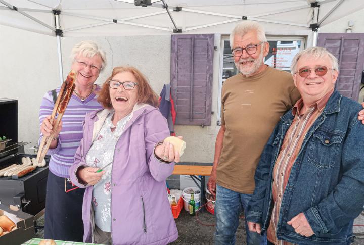 Die bestens gelaunte Delegation aus Waldenburg in Sachsen verwöhnt die Marktbesucher mit «Thüringer Bräter».