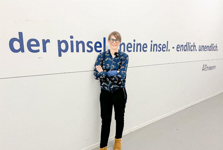 Nicola Renfer mit ihrer Wortkunst anlässlich der «ArtLiestal» im Hanro-Areal. Bild Marianne Ingold Nicola Renfer mit ihrer Wortkunst anlässlich der «ArtLiestal» im Hanro-Areal. Bild Marianne Ingold