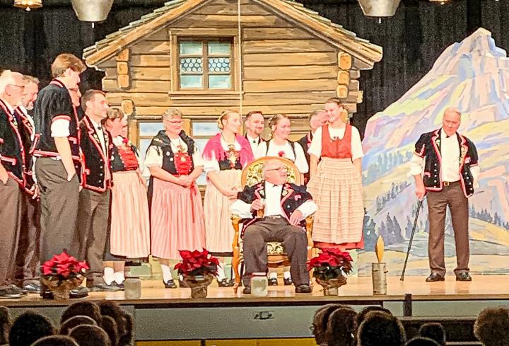 Ehrung für Hans Bader: Der Jodlerklub Echo vom Ramstein besingt den Jubilaren. Bild André Frauchiger