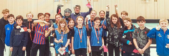 Die Mädchen und Buben der Kreisschule haben ihre Liebe zum Unihockey entdeckt. Bild zvg