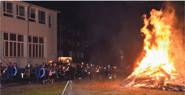 Das grosse Fasnachtsfeuer am Schluss des Umzugs. Helge Schiebedächli