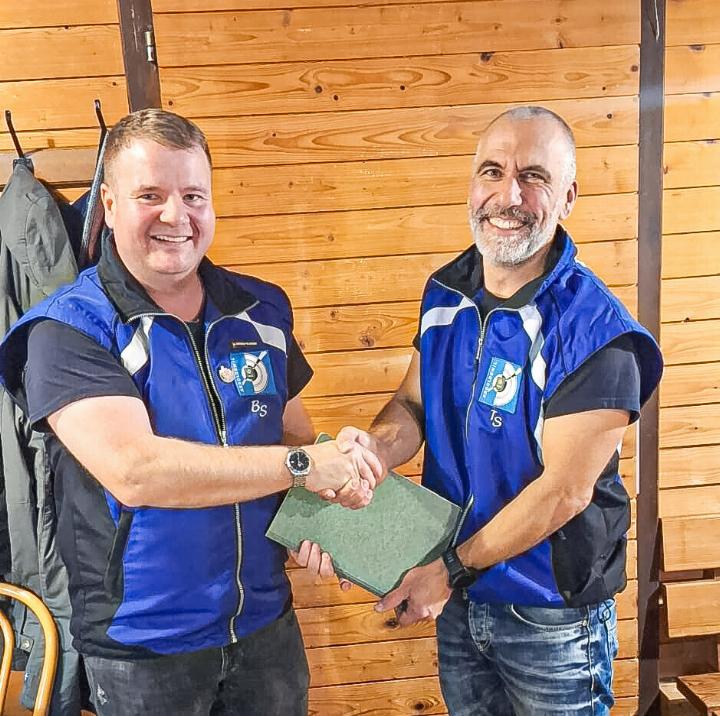 Benjamin Schweizer (links) übergibt die Vereinsgeschäfte an den neuen Präsidenten Tobias Schaub.
Bild zvg