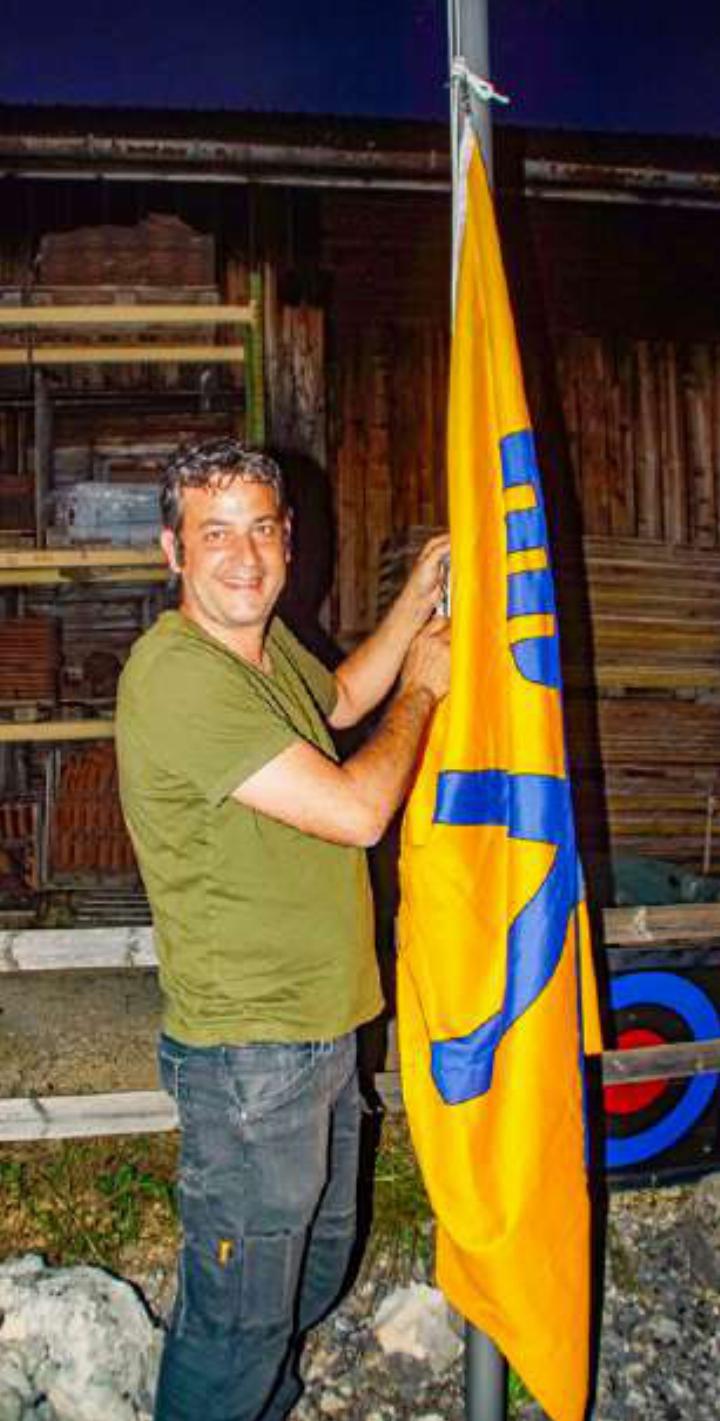 Adrian Meier erhielt als Dank eine Hemmiker Fahne. Bild Otto Graf