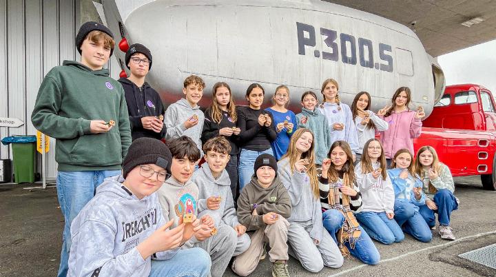 Die Sechstklässlerinnen und Sechstklässler vor der «Enter Technikwelt».
Bilder zvg