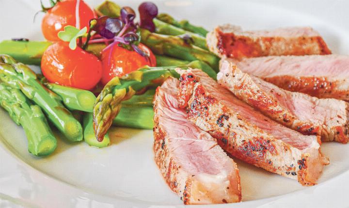 Neben Gemüse sollten ältere Personen auch genügend Eiweiss zu sich nehmen. Dies zum Beispiel in Form von Fleisch.
Bild zvg / Pixabay Neben Gemüse sollten ältere Personen auch genügend Eiweiss zu sich nehmen. Dies zum Beispiel in Form von Fleisch.
Bild zvg / Pixabay