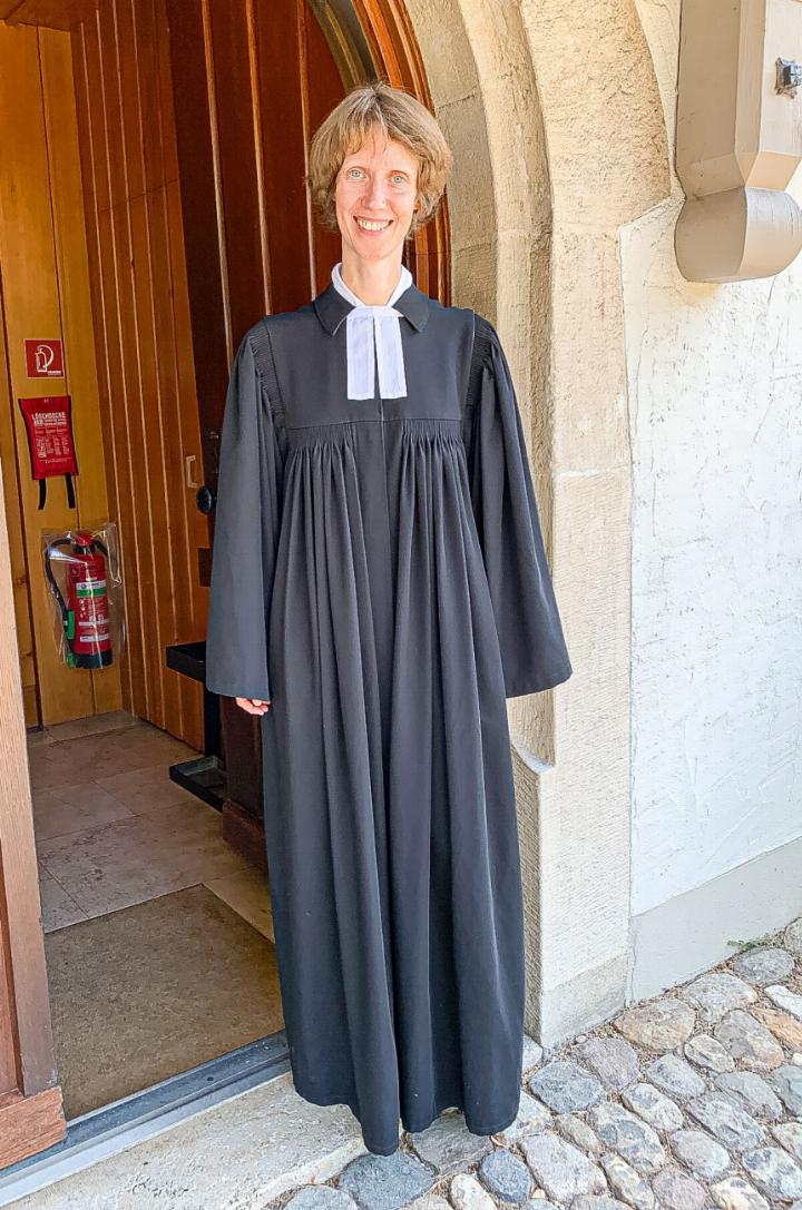 Vor der reformierten Kirche in Hölstein: Pfarrerin Rosina Christ. Bild fra.