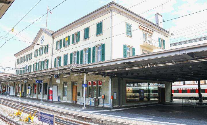 Zwischen Gleis 4 und 7 eingeklemmt, liegt das Bahnhofbuffet Olten. Zurzeit sind die Türen wegen Sanierungsarbeiten geschlossen. Bild Nikolaos Schär
