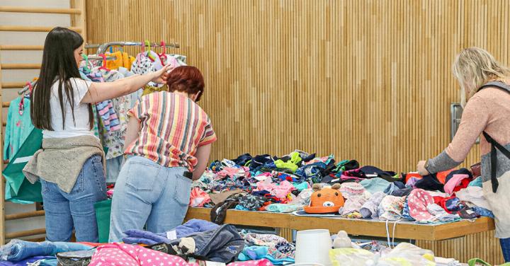 An der Börse sind Kleider, Spielsachen und weitere Artikel erhältlich. Bild zvg