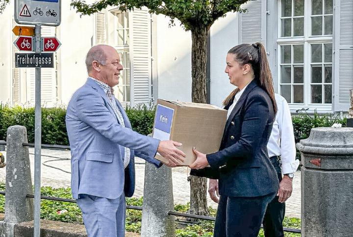 Sarah Regez übergab gestern vor dem Regierungsgebäude die gesammelten Unterschriften an den 2. Landschreiber Nic Kaufmann. Bild Melanie Frei