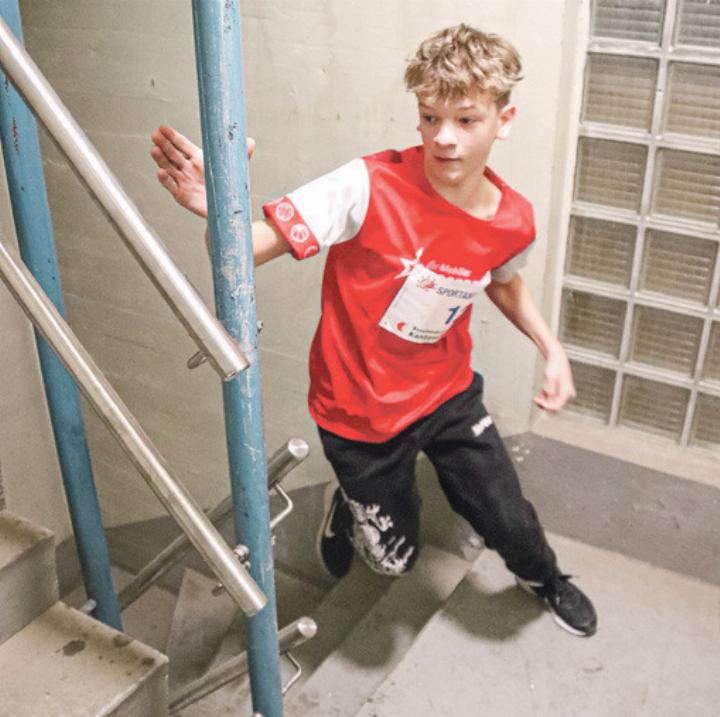 Lio Rickenbacher stürmt die 208 Stufen hoch.
Bild zvg