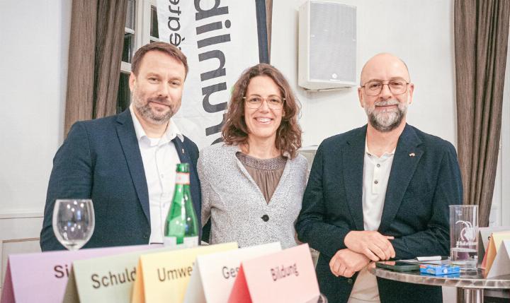 SVP-Landrat Matthias Liechti (links) mit Philipp Schoch (Grüne) und Moderatorin des Gesprächs Sabine Bucher (GLP).
Bild zvg