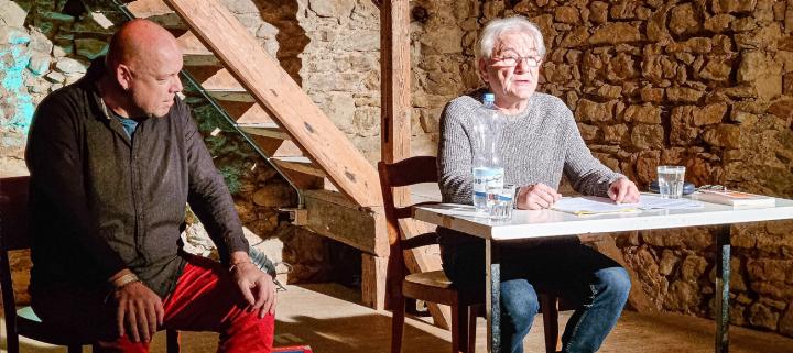 Hanspeter Gautschin (rechts) liest im Pfarrhauskeller. Neben ihm sitzt Musiker Thomas Aeschbacher. Bild Lorenz Degen Hanspeter Gautschin (rechts) liest im Pfarrhauskeller. Neben ihm sitzt Musiker Thomas Aeschbacher. Bild Lorenz Degen