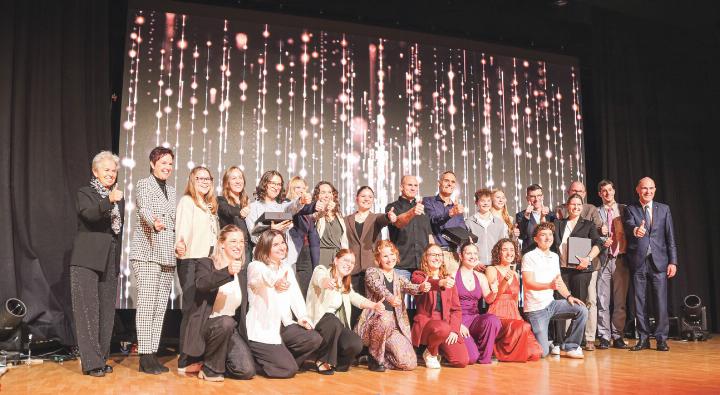 Die verschiedenen Preisträger mit Politikerinnen und Politikern, die am Abend eine Rede gehalten haben. Bilder lug. Die verschiedenen Preisträger mit Politikerinnen und Politikern, die am Abend eine Rede gehalten haben. Bilder lug.