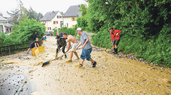 Freiwillige Helfer in Liestal an der Sichternstrasse. Bild zvg
