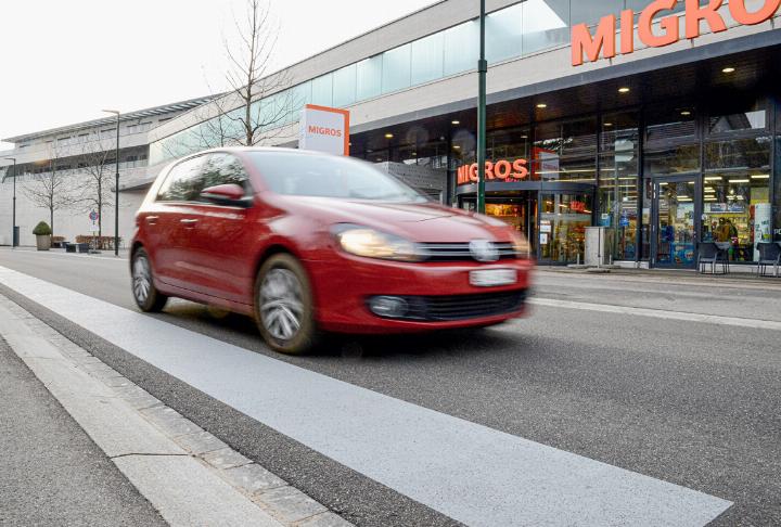 Die grauen Linien sollen optisch zur Verengung der Strasse beitragen und Auto- lenkende dazu bringen, sich zentraler auf der Fahrbahn zu positionieren und beim Kreuzen eher langsamer zu fahren. Bild ch.